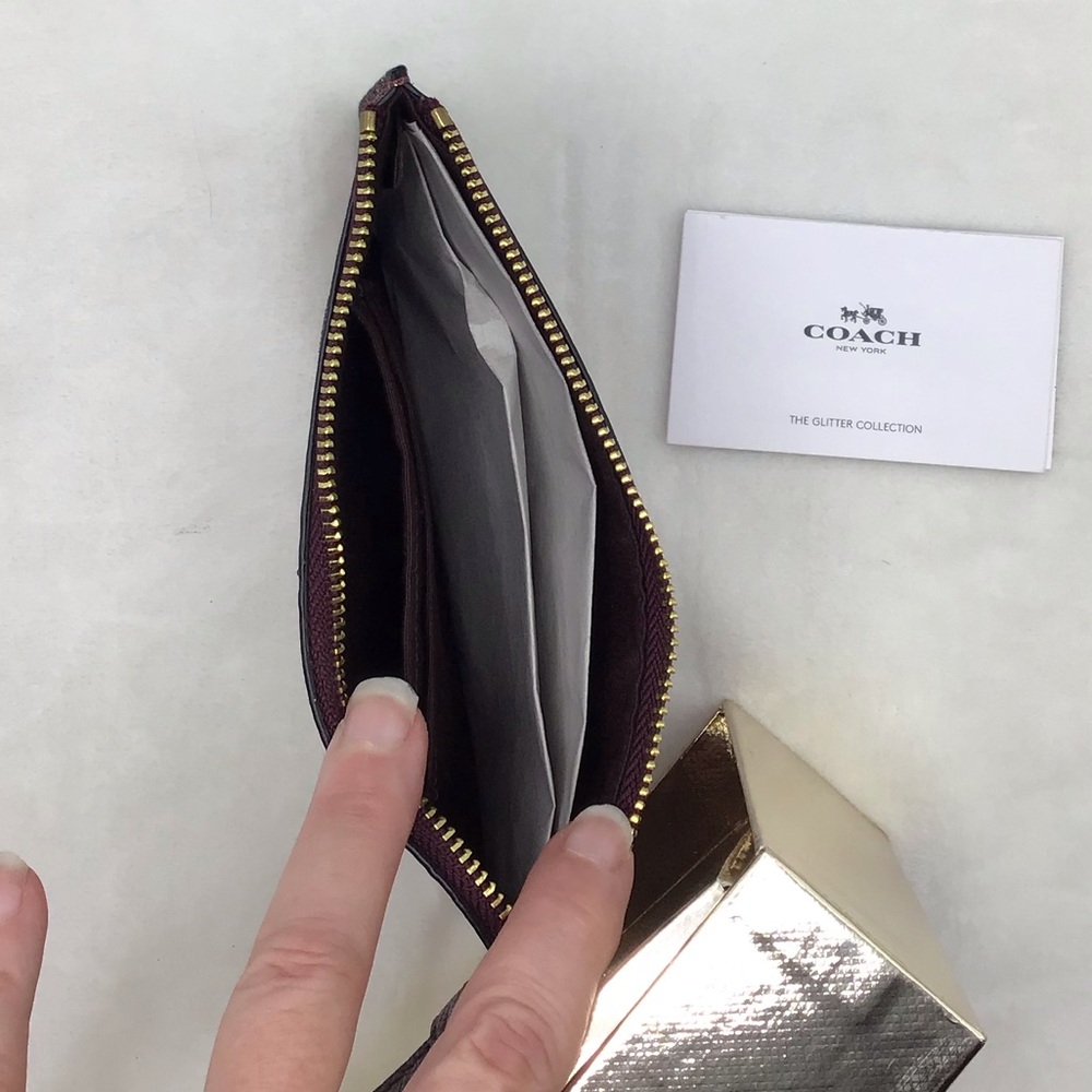 coach heart glitter small wristlet - raspberry
NWT/NEW - Picture 4 of 7